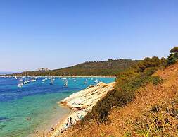 Comfortable Coastal Stay for 4