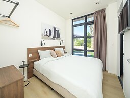 Lakeside Luxury Villa With Ensuites