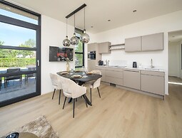 Lakeside Luxury Villa With Ensuites