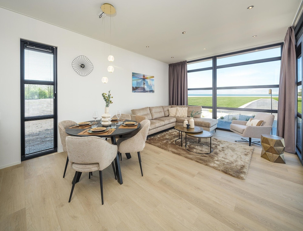 Luxury 4 Guests Villa With Sunny Garden