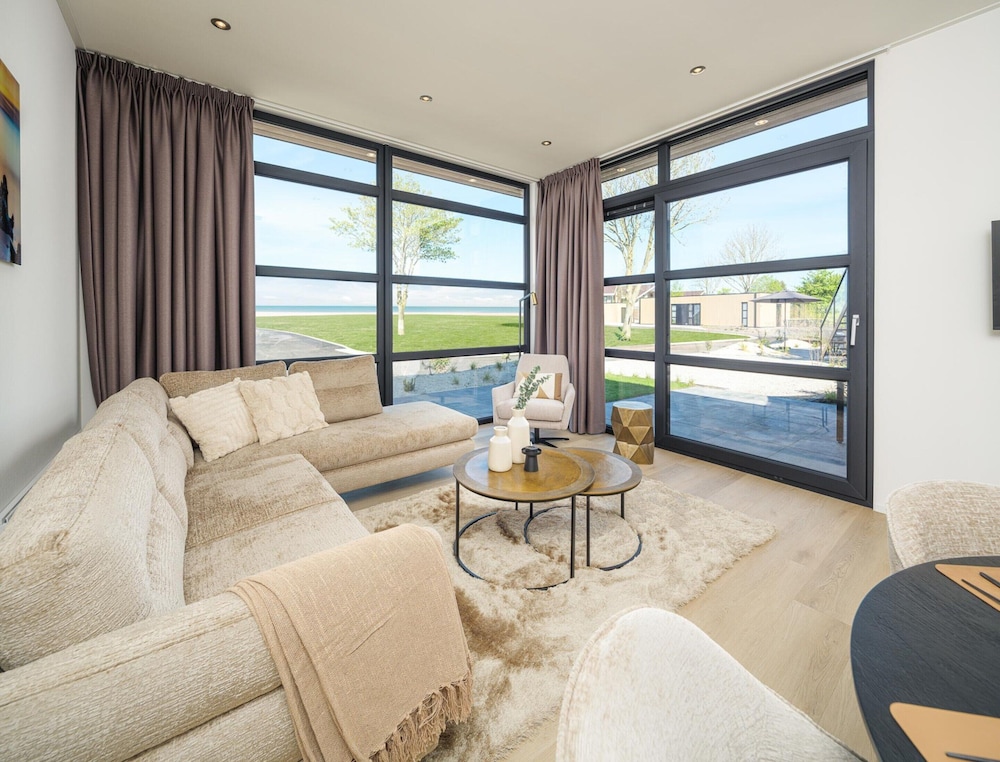 Luxury 4 Guests Villa With Sunny Garden