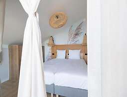 Water's Edge Wellness Retreat With Sauna