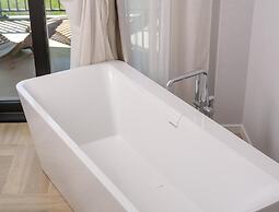 Water's Edge Wellness Retreat With Sauna