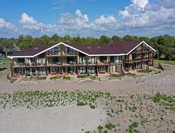 Water's Edge Wellness Retreat With Sauna