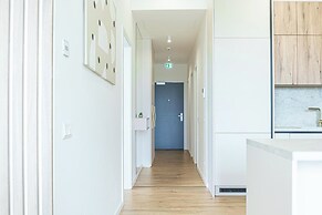 Premium 2BR & 1LR Apt with Skyline View