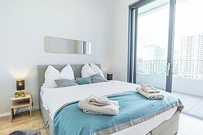 Premium 2BR & 1LR Apt with Skyline View