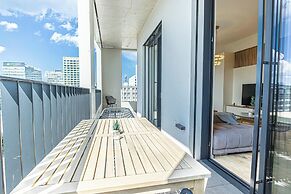 Premium 2BR & 1LR Apt with Skyline View