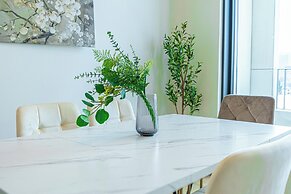 Premium 2BR & 1LR Apt with Skyline View