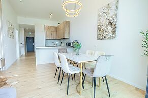 Premium 2BR & 1LR Apt with Skyline View