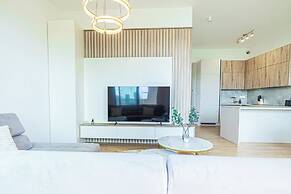Premium 2BR & 1LR Apt with Skyline View