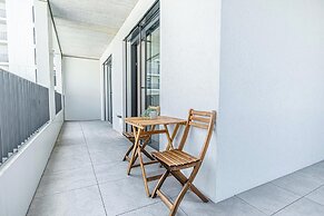 Premium 2BR & 1LR Apt with Skyline View