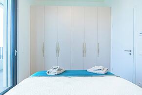 Premium 2BR & 1LR Apt with Skyline View