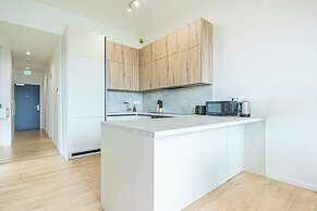 Premium 2BR & 1LR Apt with Skyline View