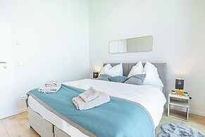 Premium 2BR & 1LR Apt with Skyline View