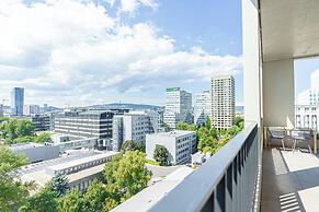 Premium 2BR & 1LR Apt with Skyline View