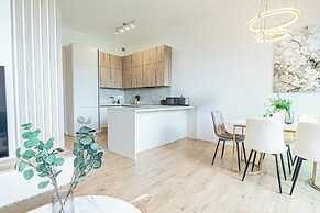 Premium 2BR & 1LR Apt with Skyline View