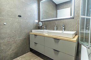 Premium 2BR & 1LR Apt with Skyline View
