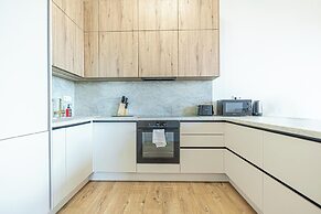 Premium 2BR & 1LR Apt with Skyline View