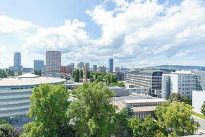 Premium 2BR & 1LR Apt with Skyline View
