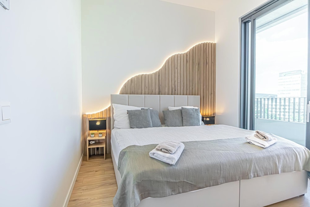 Premium 2BR & 1LR Apt with Skyline View