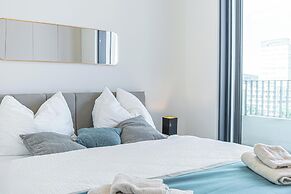 Premium 2BR & 1LR Apt with Skyline View