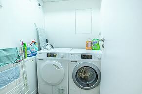 Premium 2BR & 1LR Apt with Skyline View