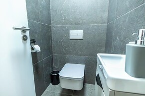 Premium 2BR & 1LR Apt with Skyline View