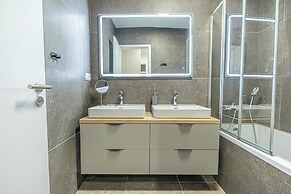 Premium 2BR & 1LR Apt with Skyline View