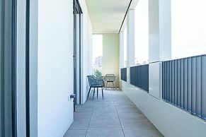 Premium 2BR & 1LR Apt with Skyline View