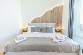 Premium 2BR & 1LR Apt with Skyline View