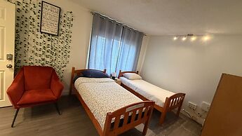 Private Room Downtown with Kitchenette