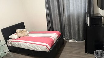Private Room Downtown with Kitchenette