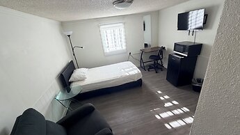 Private Room Downtown with Kitchenette