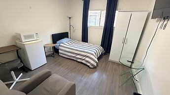 Private Room Downtown with Kitchenette