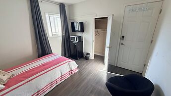 Private Room Downtown with Kitchenette