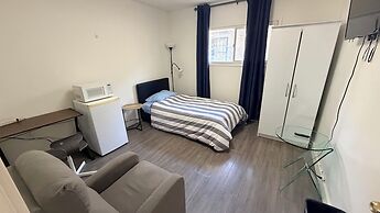 Private Room Downtown with Kitchenette