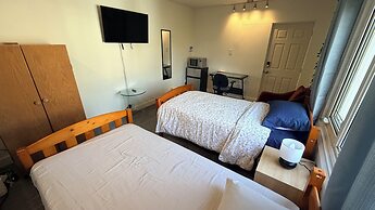 Private Room Downtown with Kitchenette