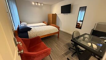 Private Room Downtown with Kitchenette