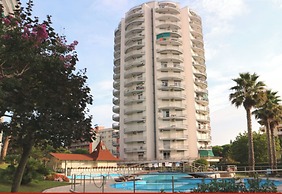 Convenient Beachside Flat With Pool