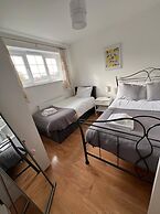 Tranquil Turquoise - 3 Bed House With Parking
