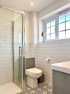 Tranquil Turquoise - 3 Bed House With Parking