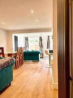 Tranquil Turquoise - 3 Bed House With Parking