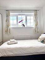 Tranquil Turquoise - 3 Bed House With Parking