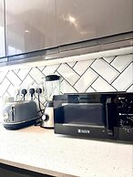 Tranquil Turquoise - 3 Bed House With Parking
