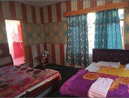 Hotel Al Azizia Near Dal Lake