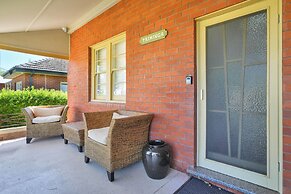 Dubbo 4BR Retreat with Kitchen & Patio
