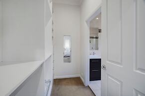 Dubbo 4BR Retreat with Kitchen & Patio