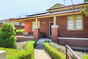 Dubbo 4BR Retreat with Kitchen & Patio