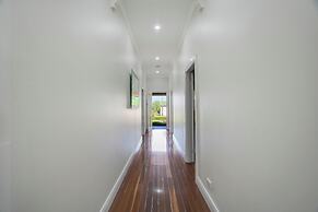 Dubbo 4BR Retreat with Kitchen & Patio