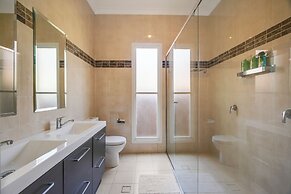 Dubbo 4BR Retreat with Kitchen & Patio